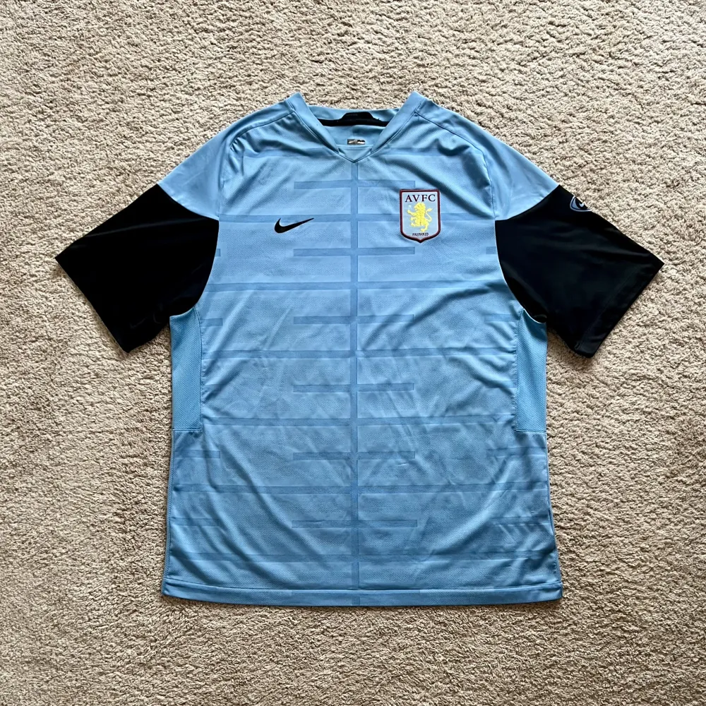 Front view of Aston Villa 2008/09 Nike 1 Training Shirt - Men's XL