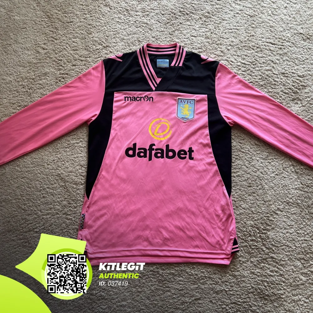 Front view of Aston Villa 2013/14 Macron 3rd Goalkeeper Shirt (Dafabet) - Men's Small