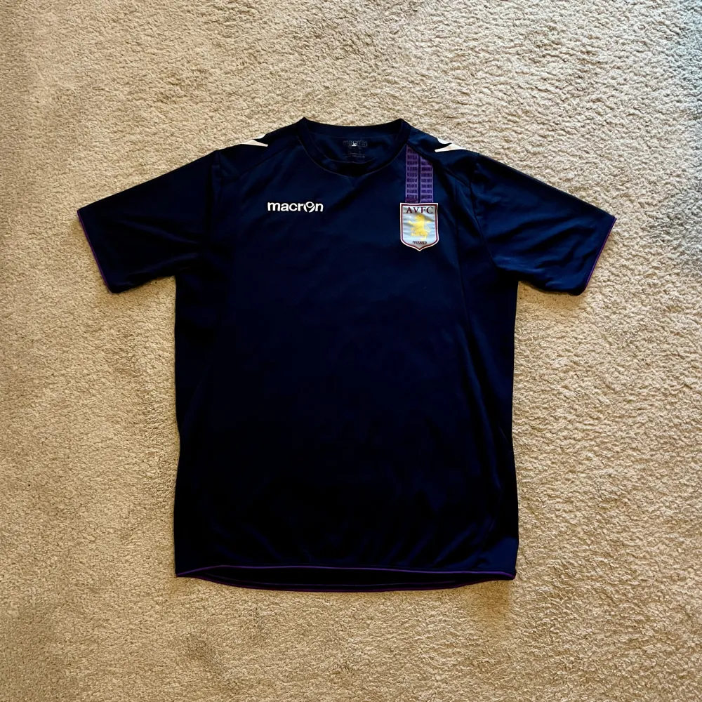 Front view of Aston Villa 2012/13 Macron 1 Training Shirt - Men's Medium