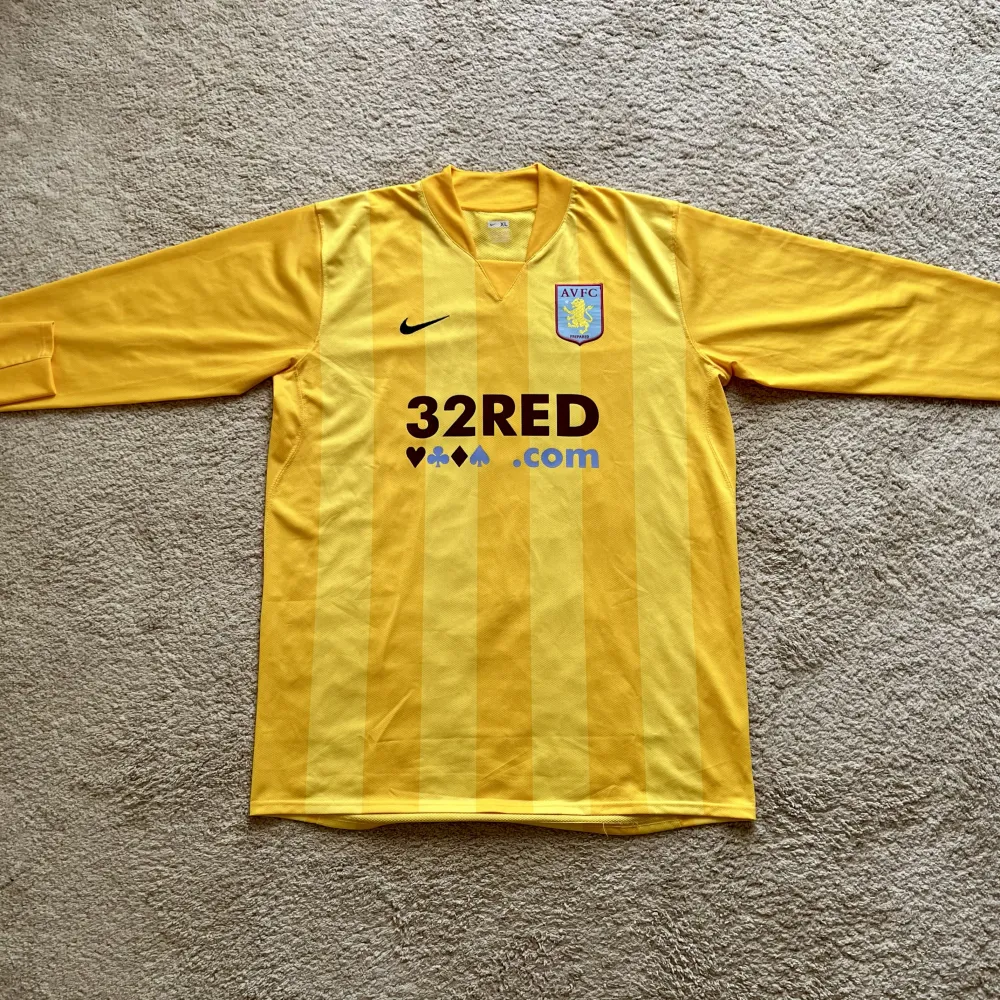 Front view of Aston Villa 2007/08 Nike GK 2 Goalkeeper Pro Shirt (32Red) - Men's XL