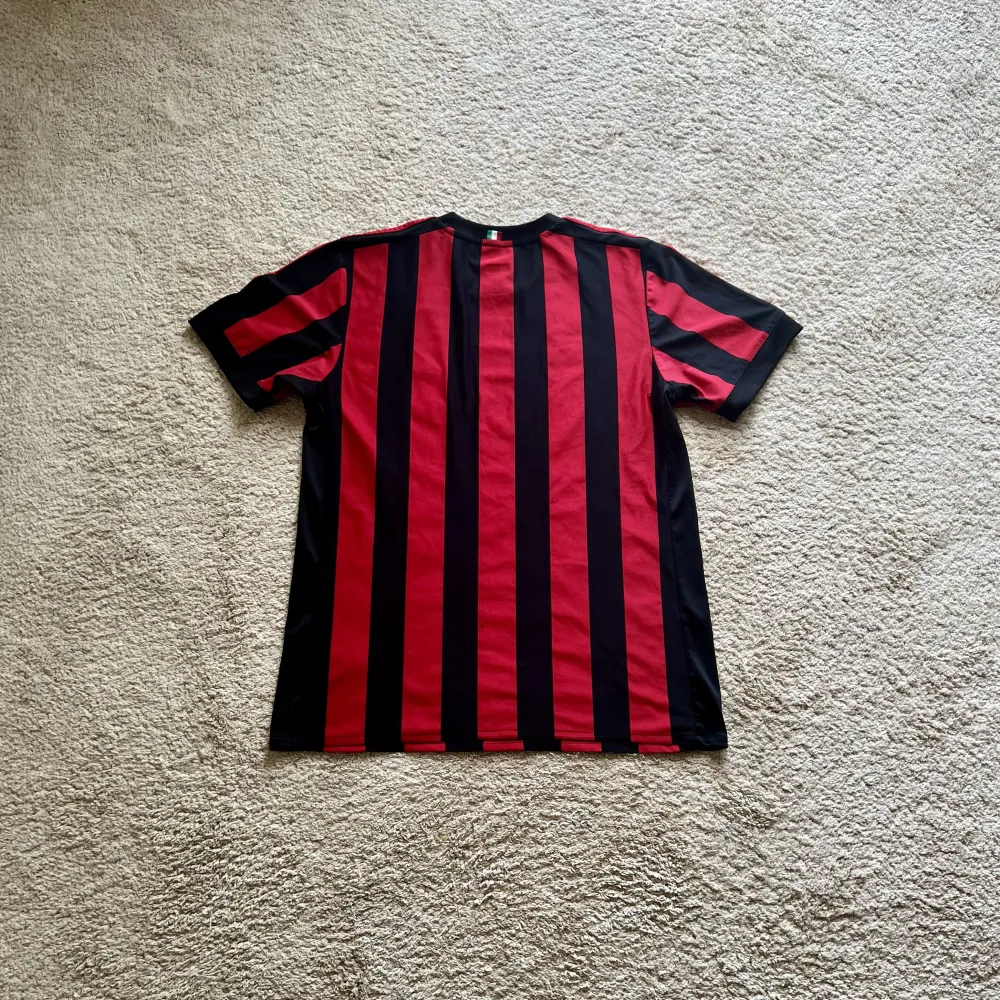Rear view of AC Milan 2017/18 Adidas Home Shirt (Fly Emirates) - Men's Medium