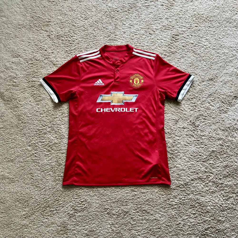 Front view of Manchester United 2017/18 Adidas Home Shirt (Chevrolet) - Men's Medium