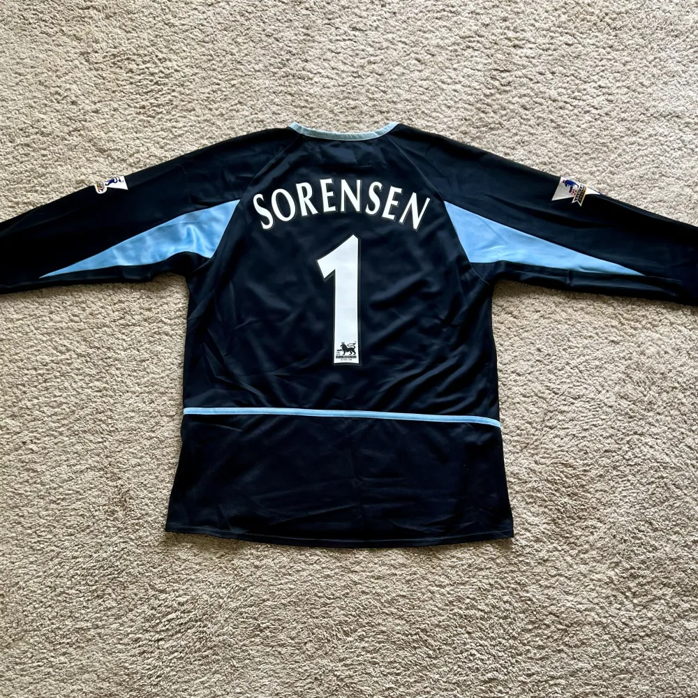 Rear view of Aston Villa 2003/04 Diadora GK 1 Goalkeeper Shirt (Rover) - Junior XL