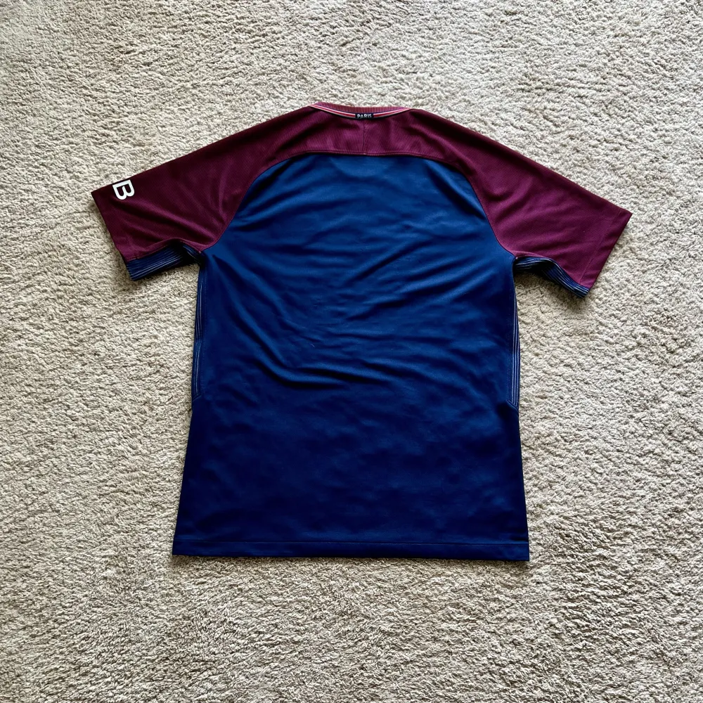 Rear view of PSG 2017/18 Nike Home Shirt (Fly Emirates) - Men's Medium