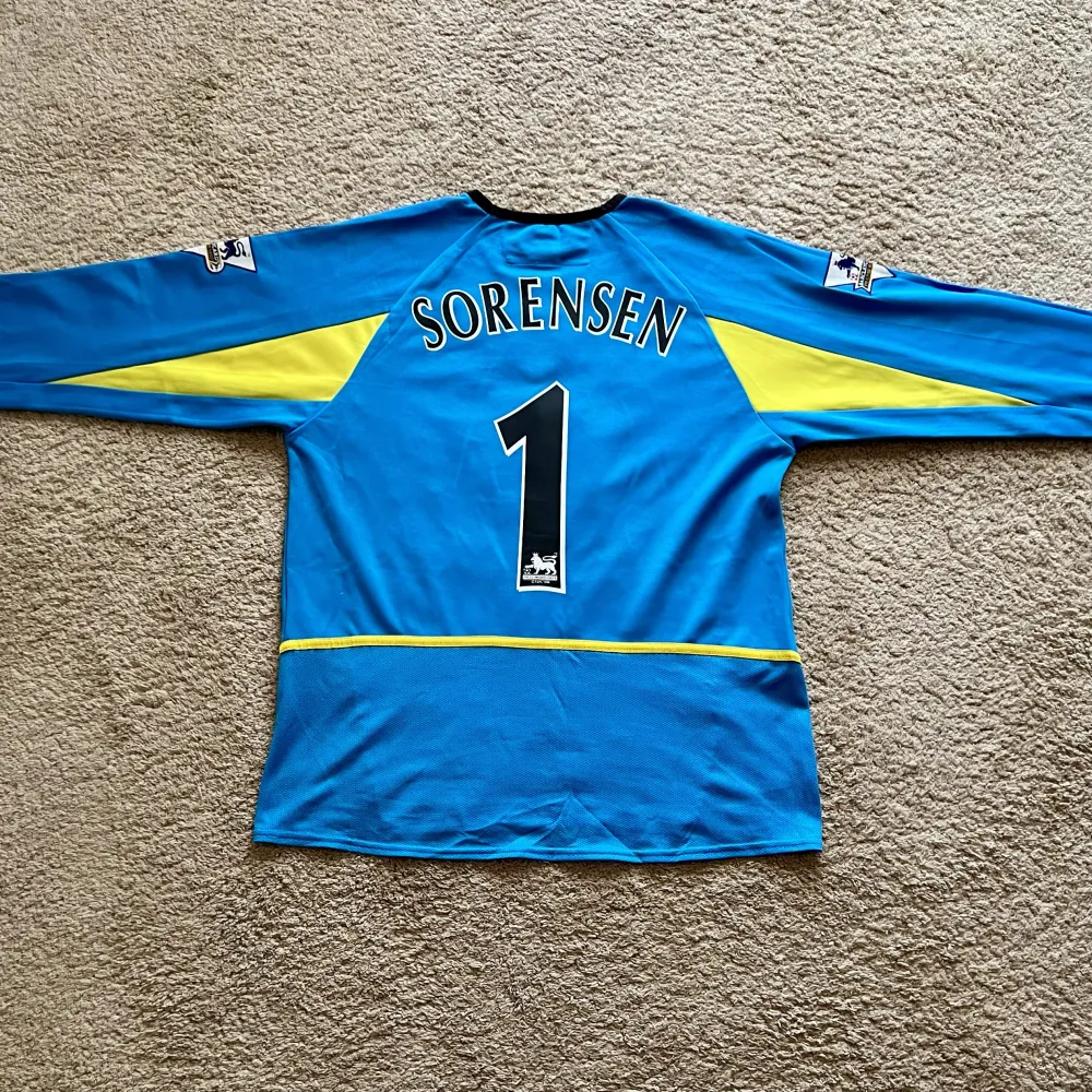 Rear view of Aston Villa 2003/04 GK 2 Goalkeeper Shirt - Junior XL