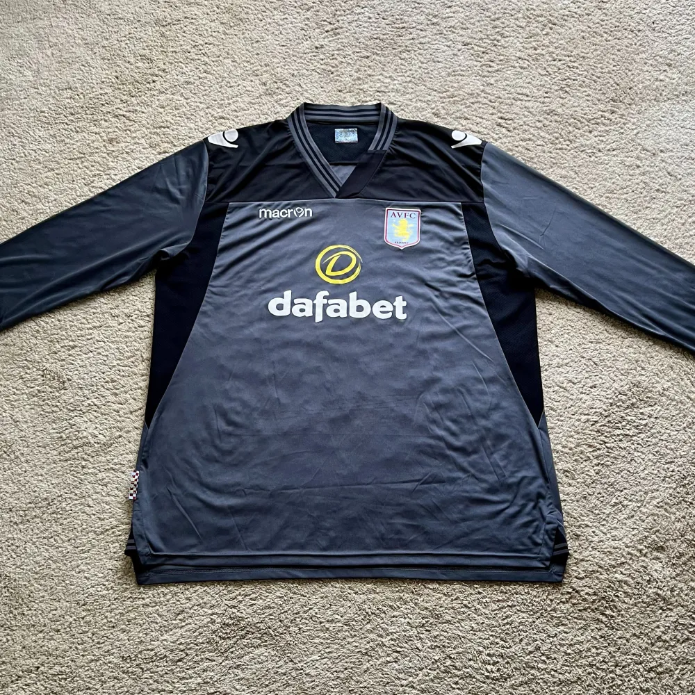 Front view of Aston Villa 2013/14 Macron Away Goalkeeper Shirt (Dafabet) - Men's 5XL