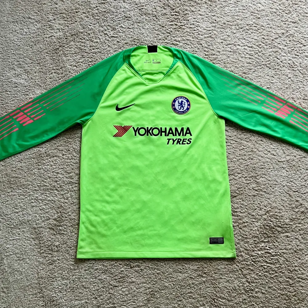 Front view of Chelsea 2018/19 Nike GK 2 Goalkeeper Shirt (Yokohama Tyres) - Men's Medium