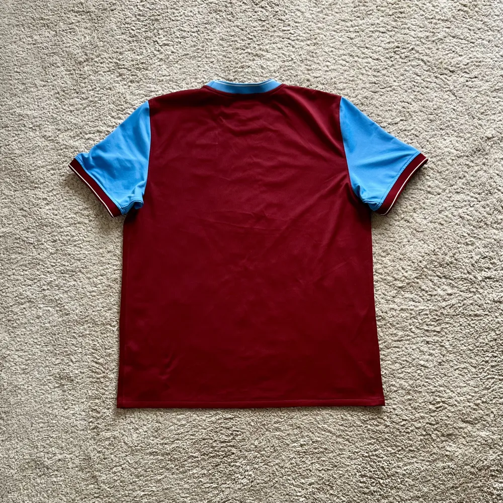 Rear view of Aston Villa 2009/10 Nike Home Shirt (Acorns) - Men's Large