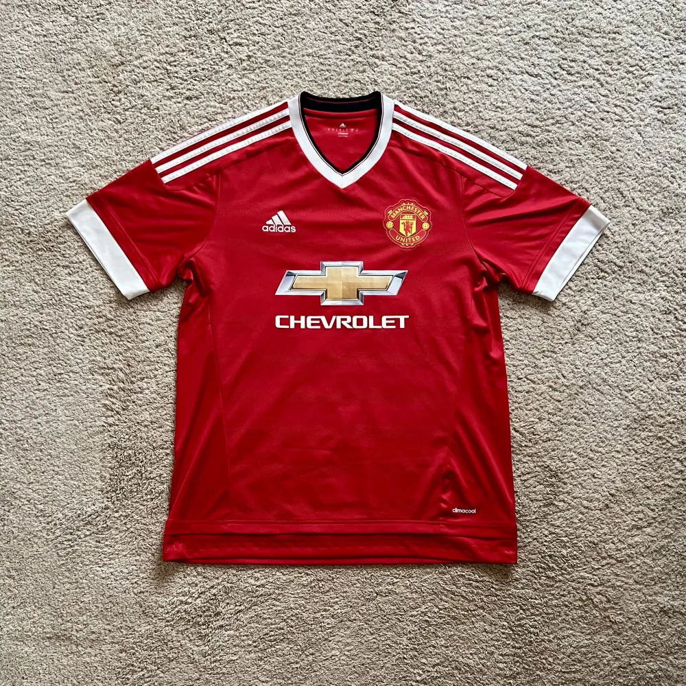 Front view of Manchester United 2015/16 Adidas Home Shirt (Chevrolet) - Men's Large