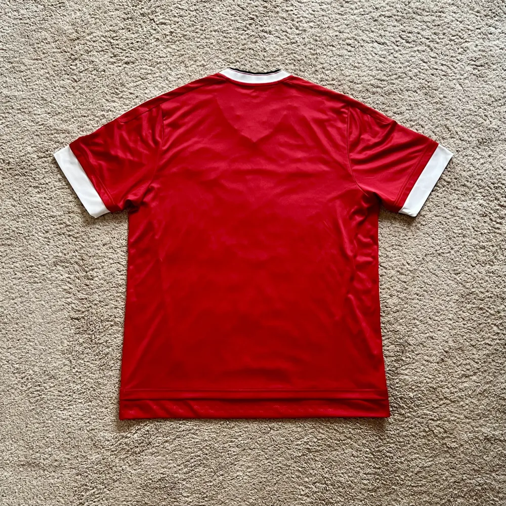 Rear view of Manchester United 2015/16 Adidas Home Shirt (Chevrolet) - Men's Large