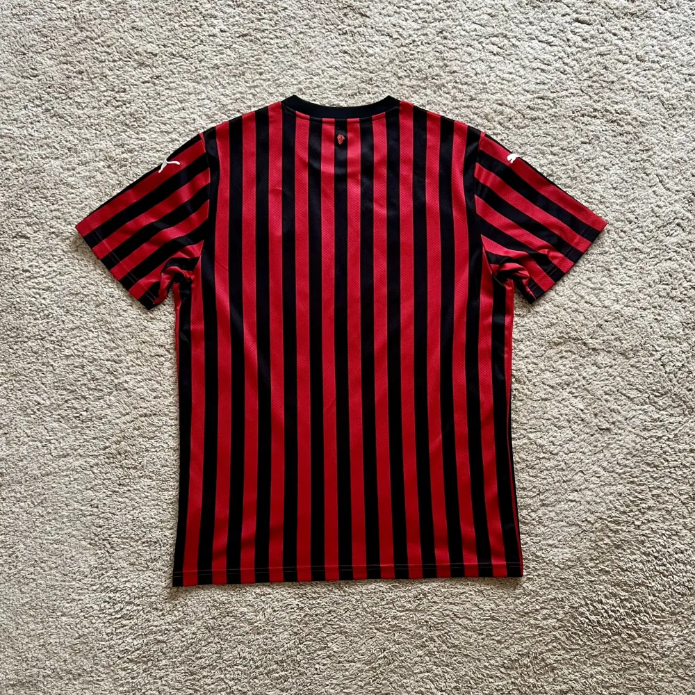 Rear view of AC Milan 2019/20 Puma Home Shirt (Fly Emirates) - Men's Medium