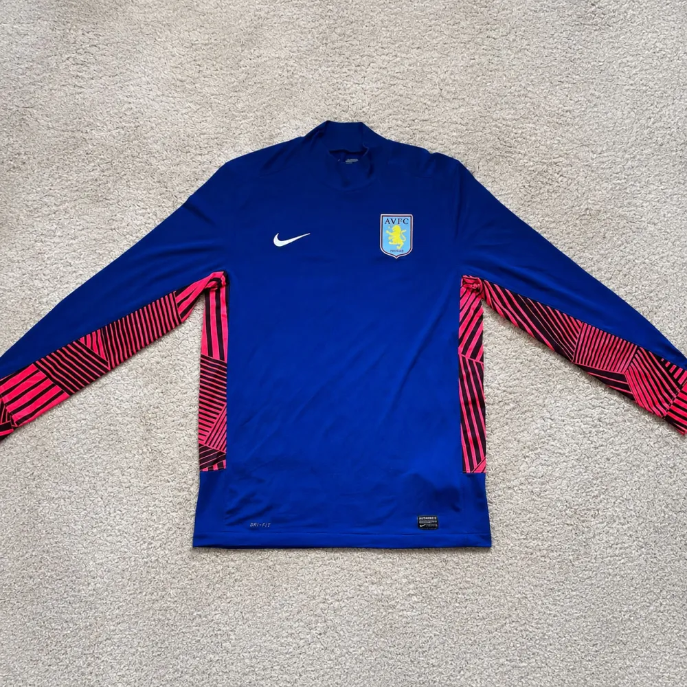 Front view of Aston Villa 2011/12 Nike Home Goalkeeper Shirt - Men's Large