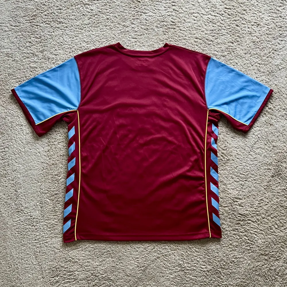 Rear view of Aston Villa 2005/06 Hummel Home Shirt (DWS Investments) - Men's Large