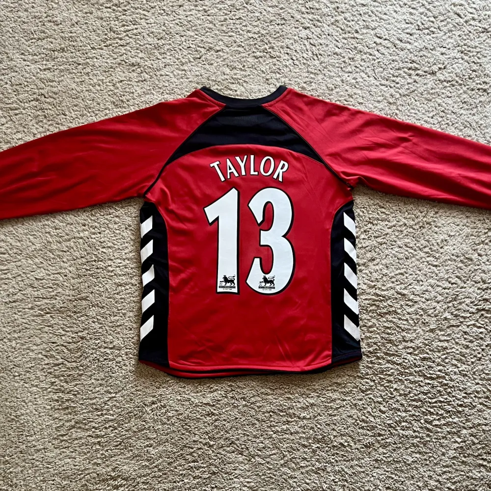 Rear view of Aston Villa 2006/07 Hummel GK 3 Goalkeeper Shirt (32Red) - Junior Medium