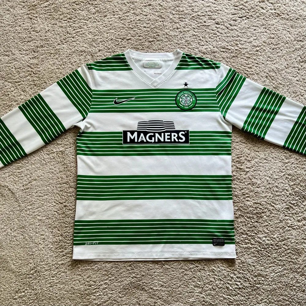 Front view of Celtic 2013/14 Nike Home Shirt (Magners) - Men's Medium