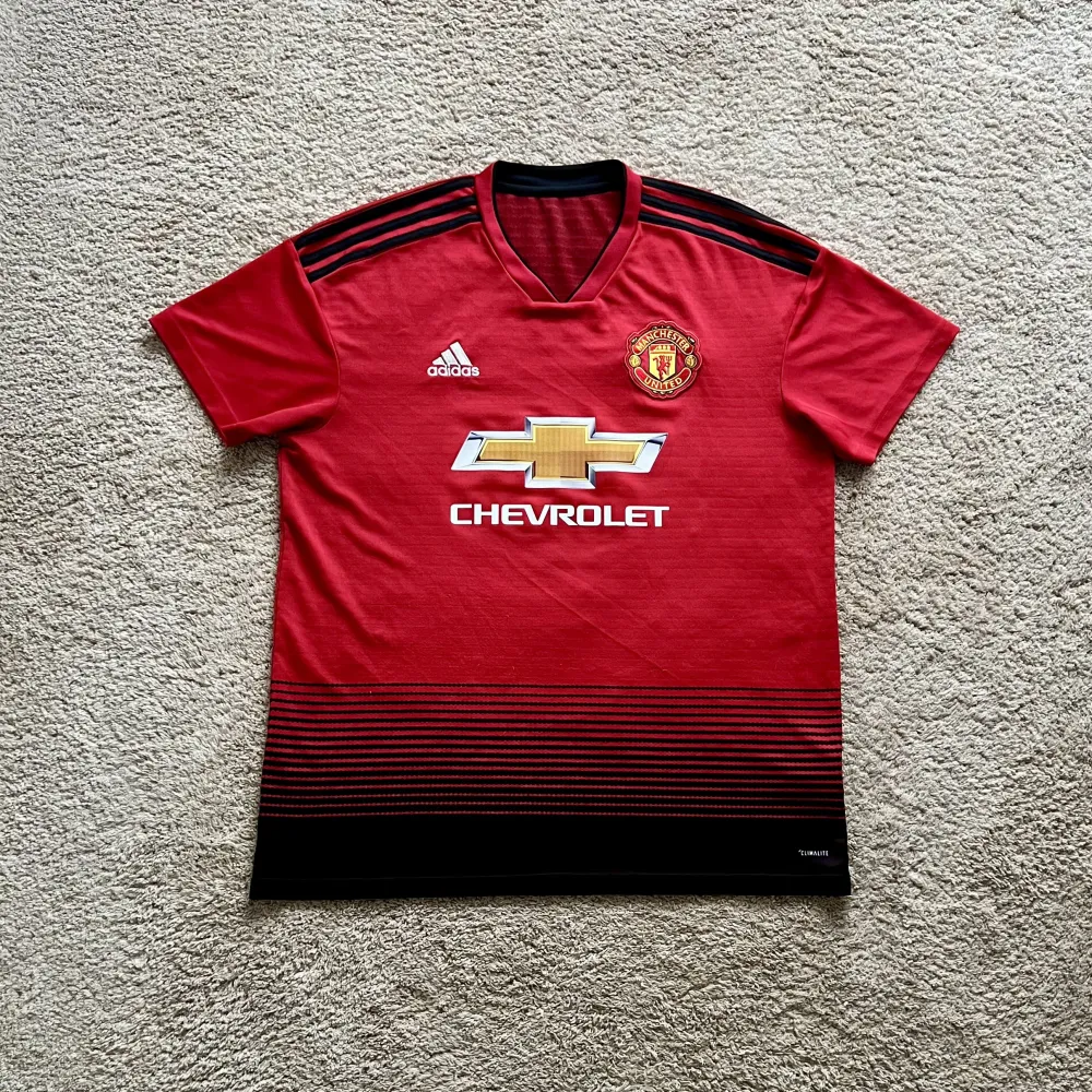 Front view of Manchester United 2018/19 Adidas Home Shirt (Chevrolet) - Men's Large