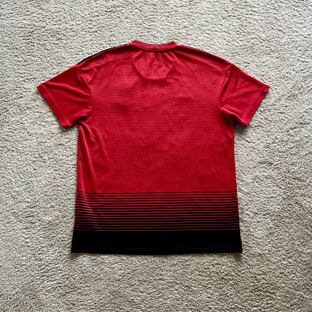 Rear view of Manchester United 2018/19 Adidas Home Shirt (Chevrolet) - Men's Large