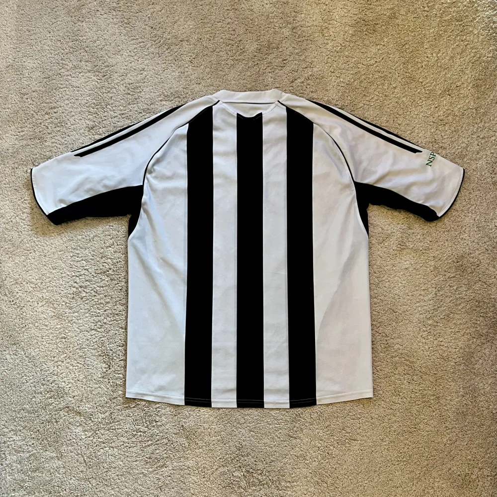 Rear view of Newcastle United 2006/07 Adidas Home Shirt (Northern Rock) - Men's XXL
