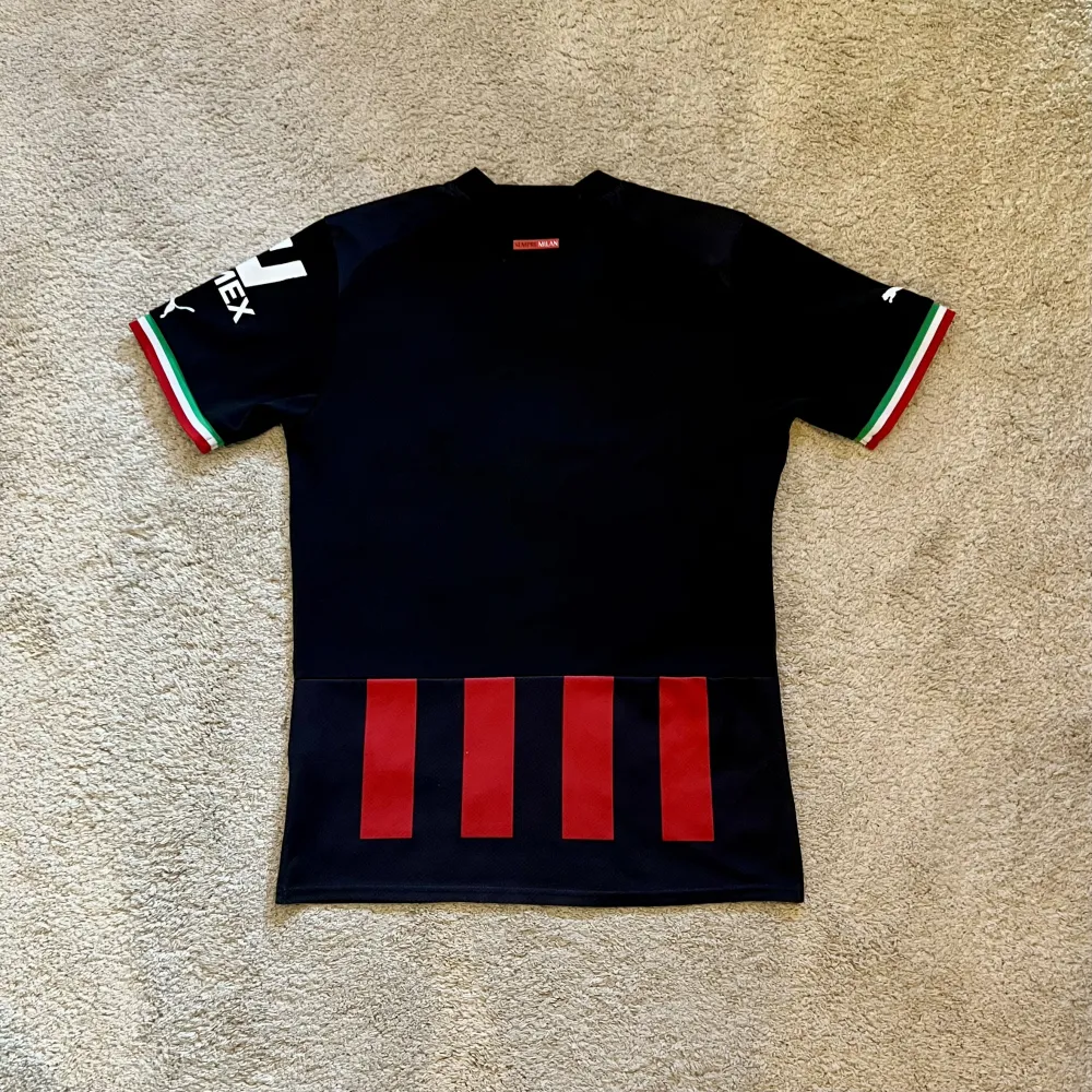 Rear view of AC Milan 2022/23 Puma Home Shirt (Fly Emirates) - Men's Small