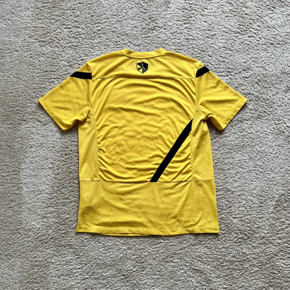 Rear view of Aston Villa 2011/12 Nike Training 1 Shirt - Men's Medium