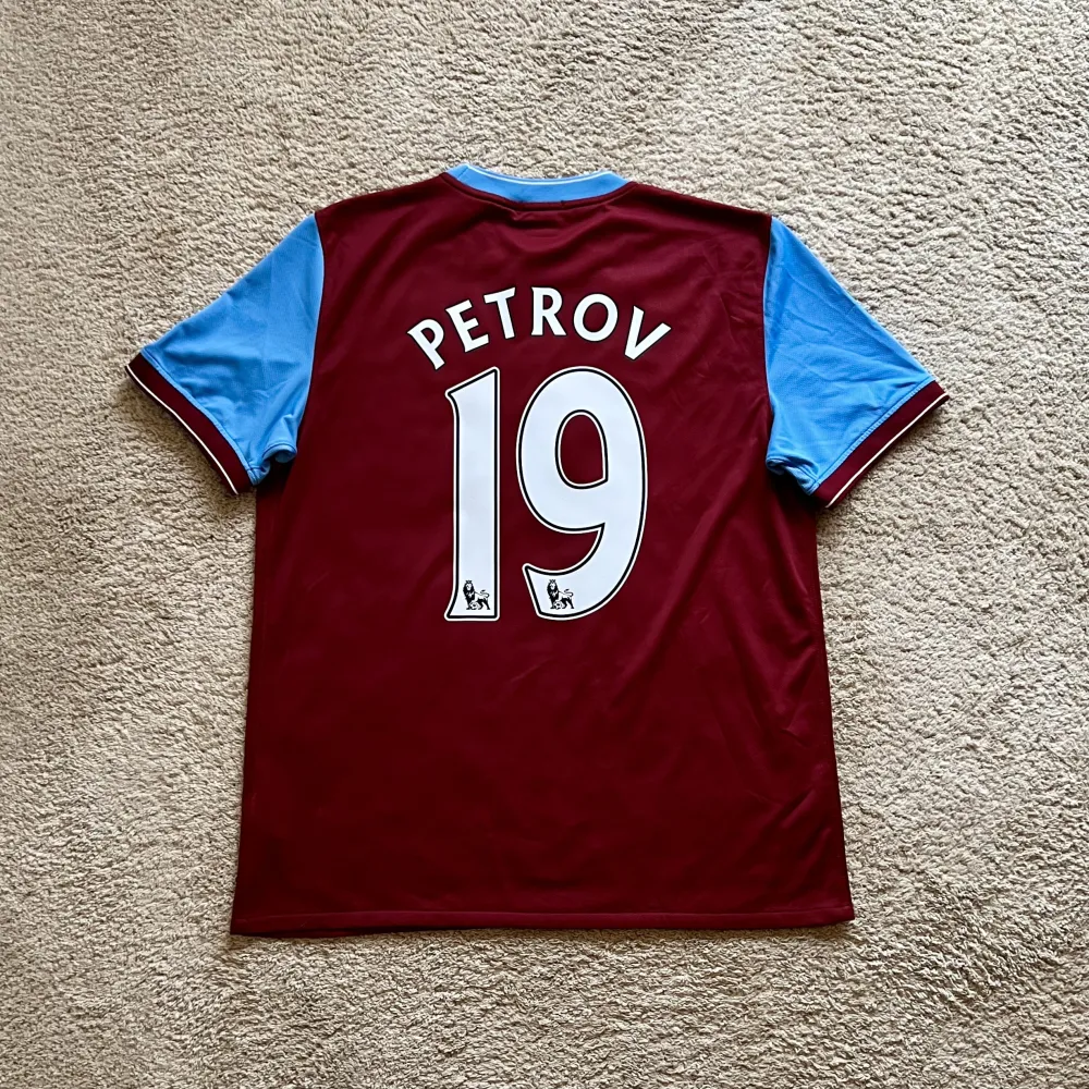 Rear view of Aston Villa 2009/10 Nike Home Shirt (Acorns) - Men's Large