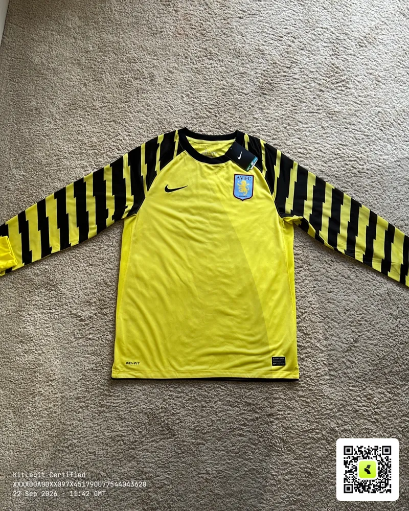 Front view of Aston Villa 2010/11 Nike Home Goalkeeper Shirt - Men's Medium