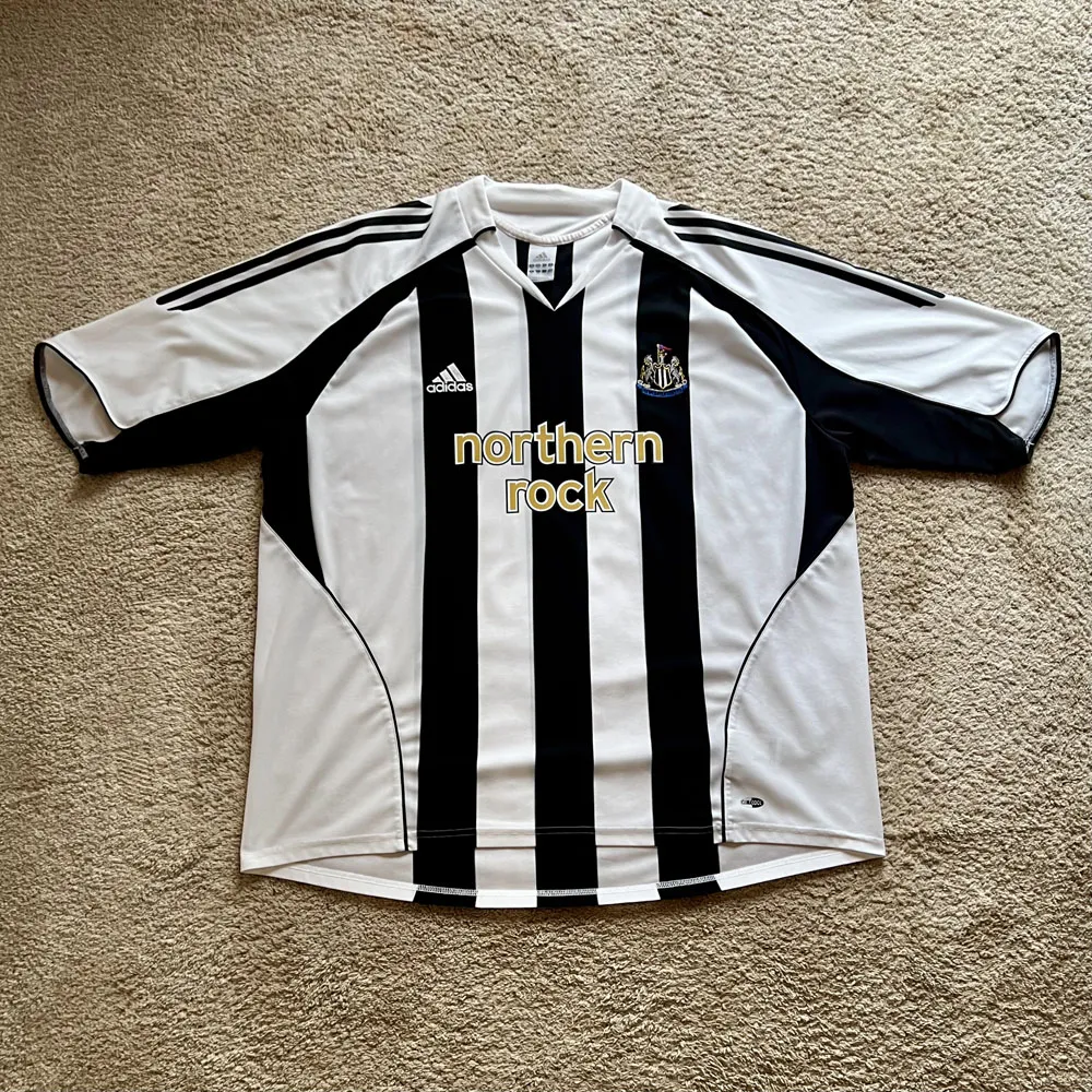 Front view of Newcastle United 2005-07 Adidas Home Shirt (Northern Rock) - Men's 3XL