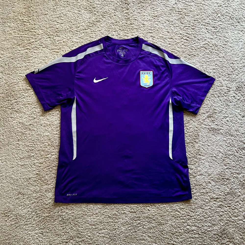 Front view of Aston Villa 2010/11 Nike Training 1 Shirt - Men's Large