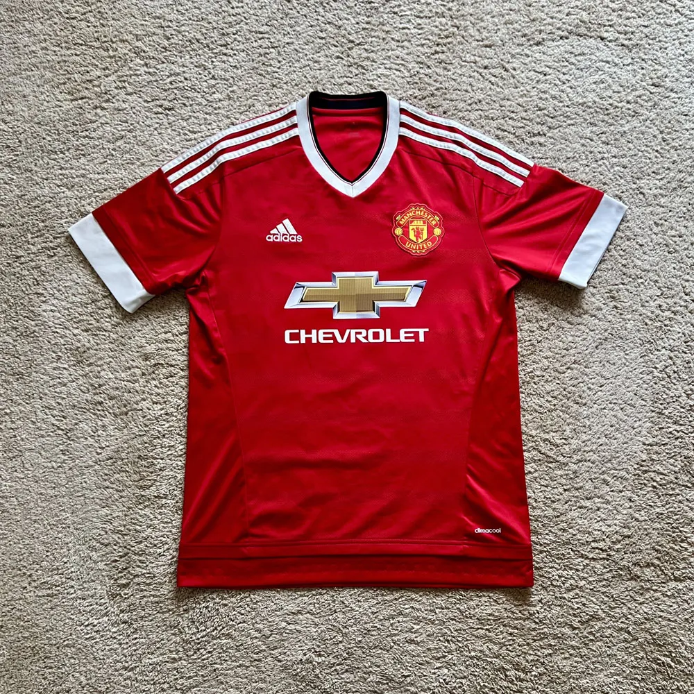 Front view of Manchester United 2015/16 Adidas Home Shirt (Chevrolet) - Men's Medium