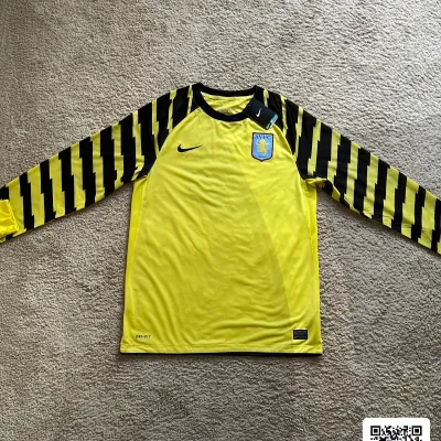 Front view of Aston Villa 2010/11 Nike Home Goalkeeper Shirt - Men's Medium